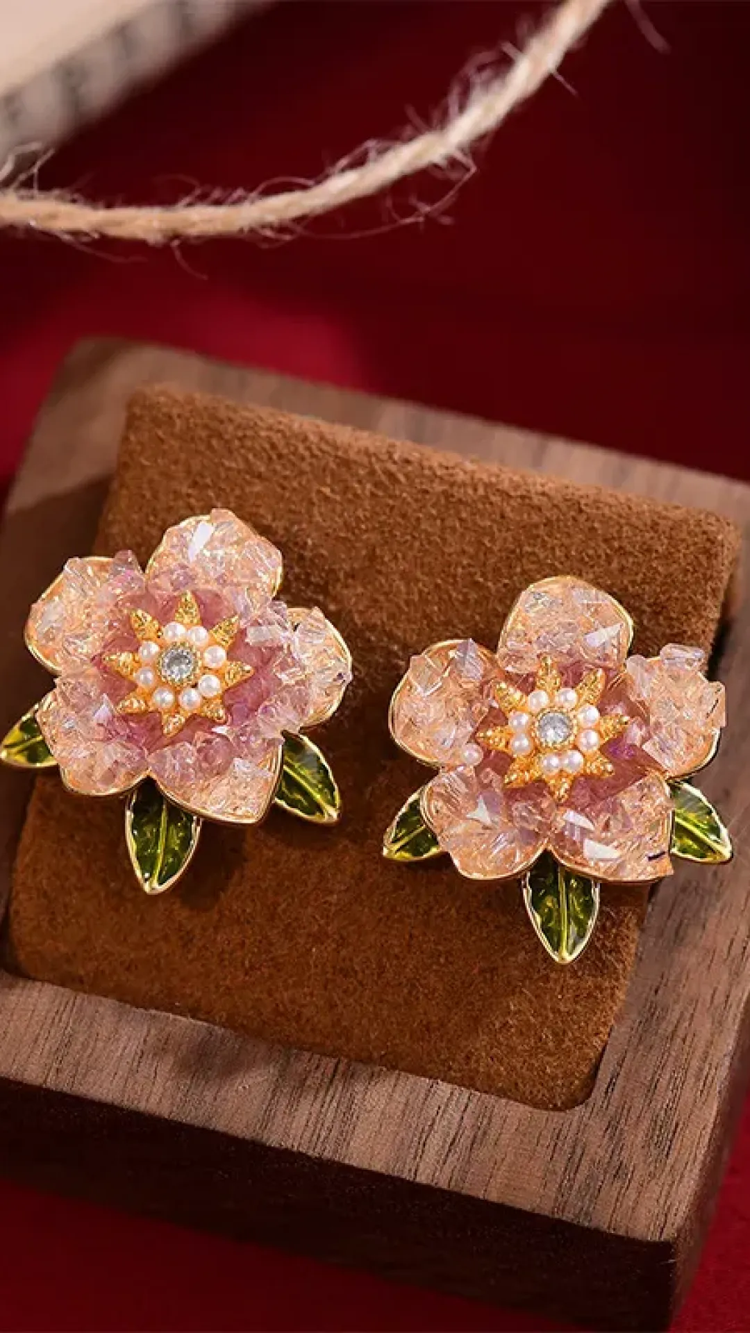 Pendientes de flor con incrusaciones de perlas y cristales