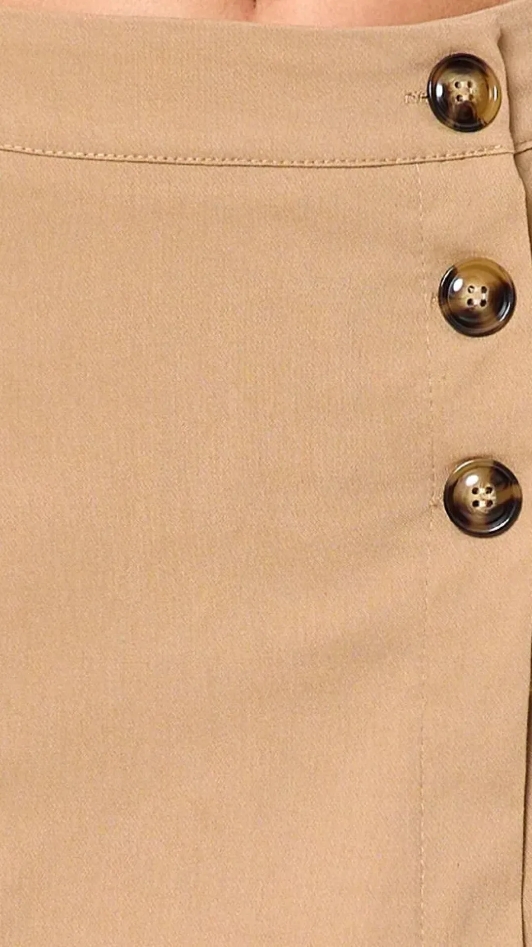 Falda pantalón de talle alto con botones en la parte delantera. Efecto cartera y corte recto. Elásti