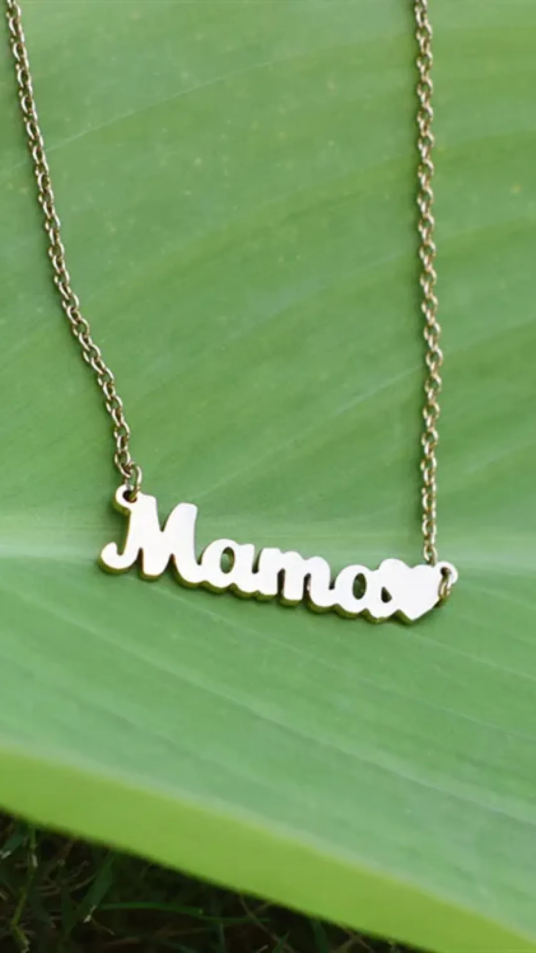 Collar de acero inoxidable chapado en oro 18k con forma de corazón y letra de mamá