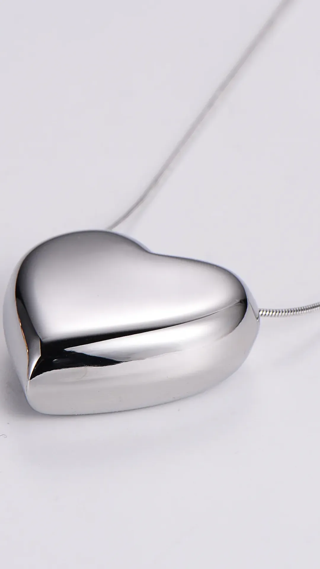 Collar con colgante en forma de corazón de acero inoxidable chapado en oro de 18k  de 30mm