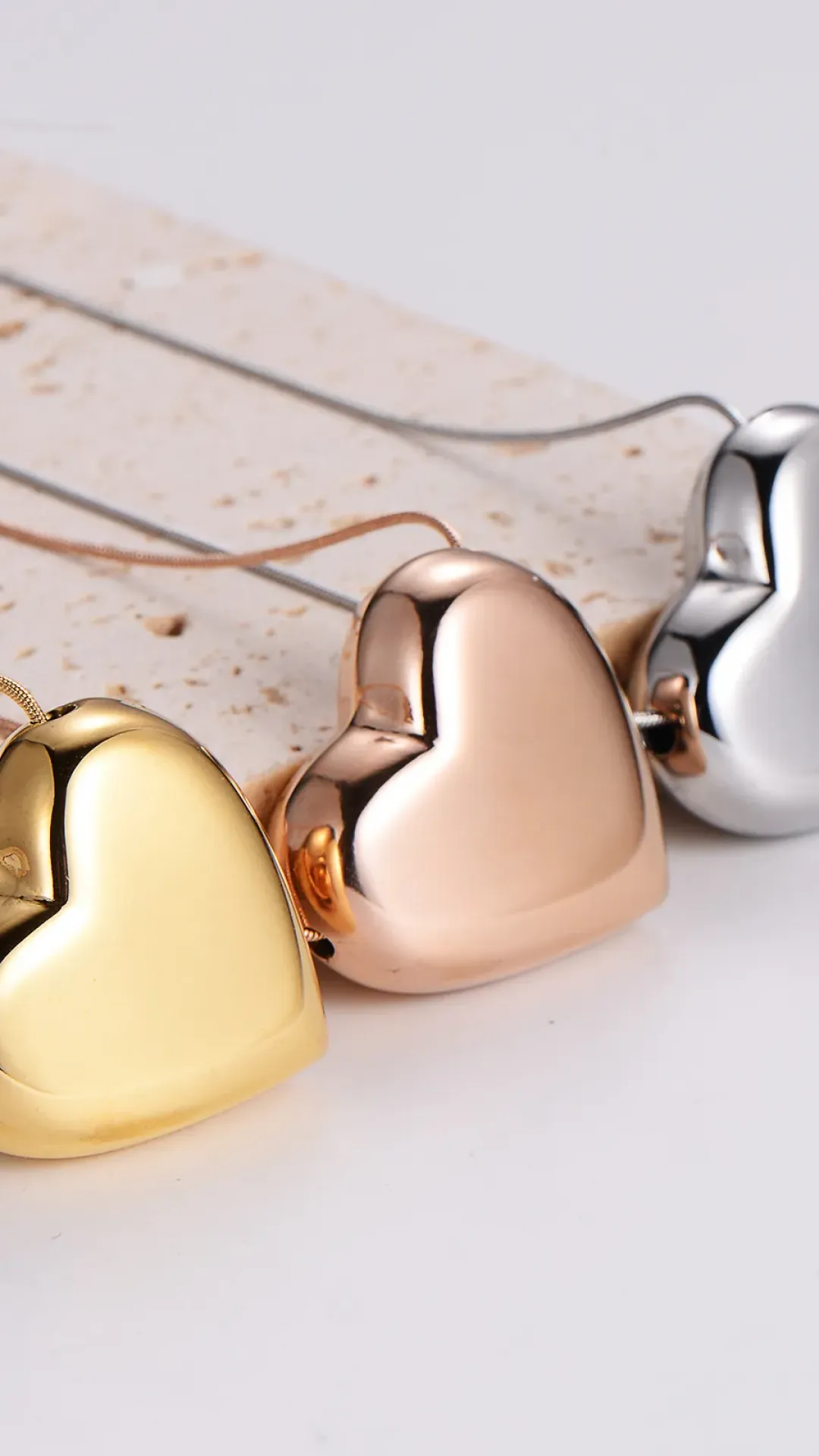 Collar con colgante en forma de corazón de acero inoxidable chapado en oro de 18k  de 30mm