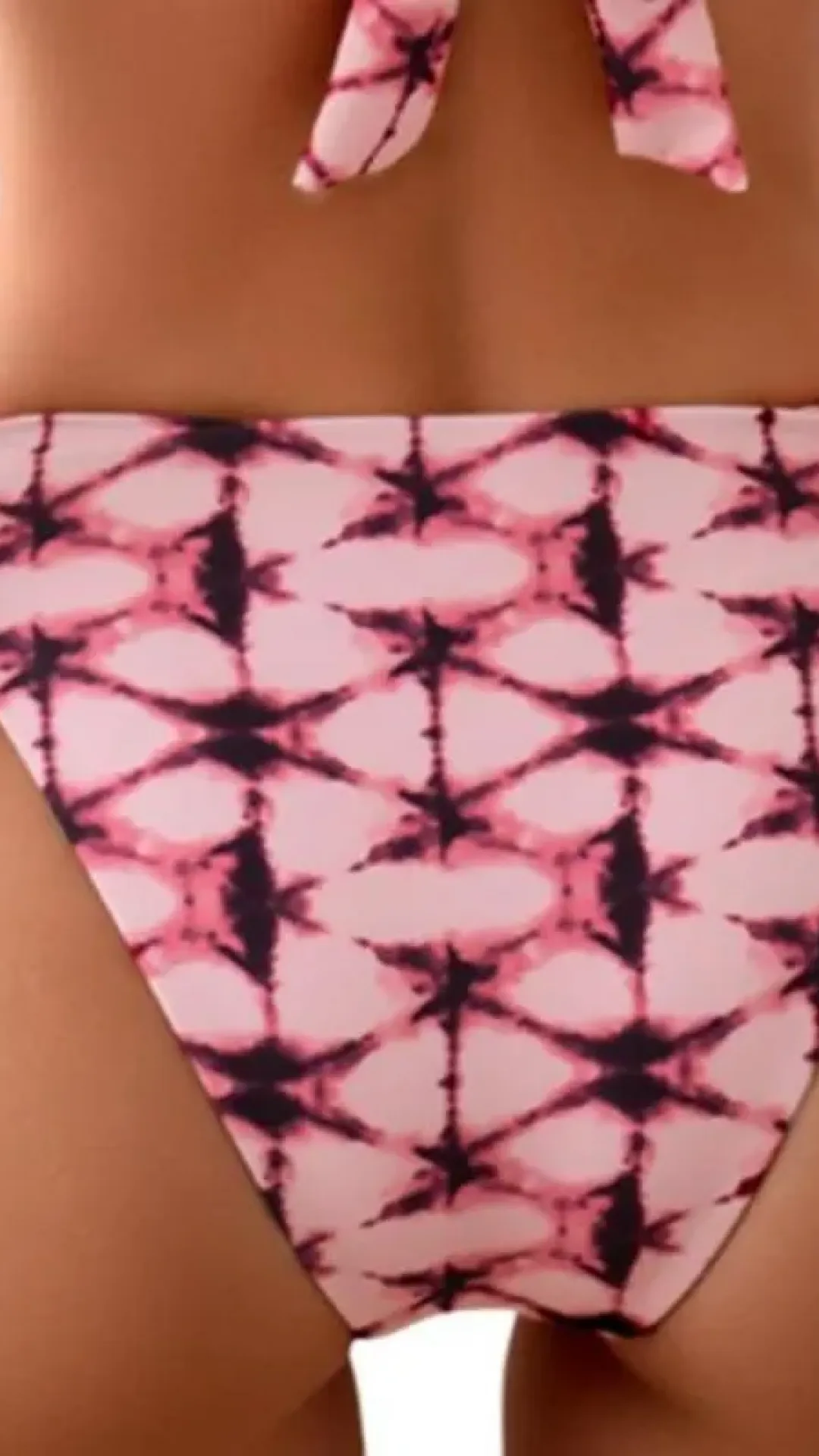 Tanga biquini con laterales huecos estampado gráfico rosa