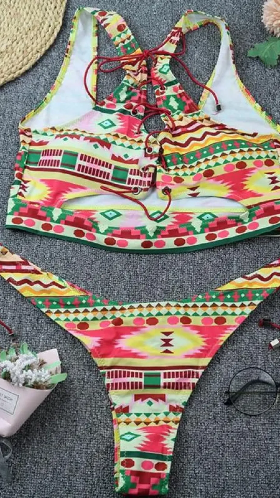 Conjunto bikini con cordones y estampado multicolor