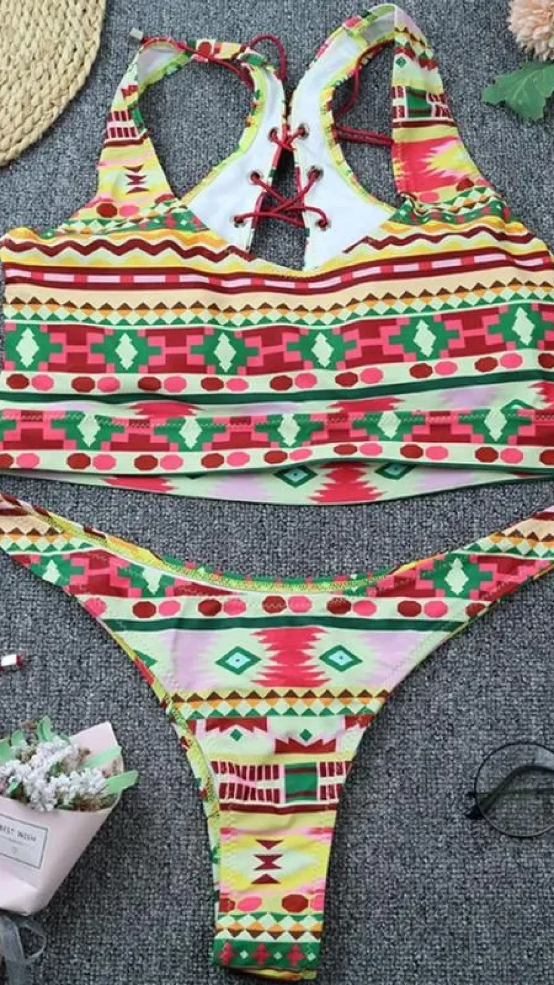 Conjunto bikini con cordones y estampado multicolor