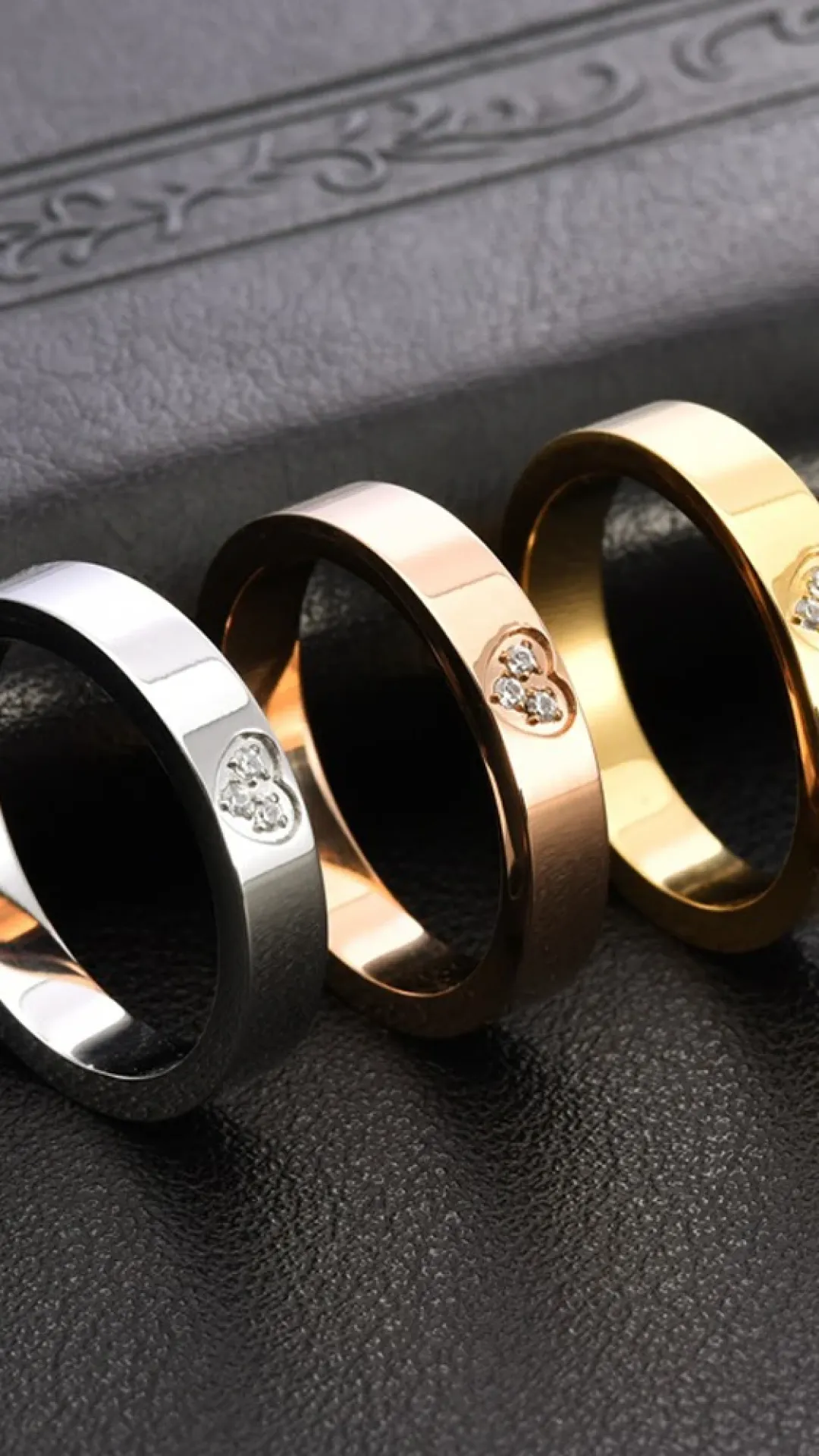 Anillo con zirconia cúbica con forma de corazón