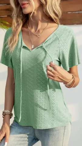Camiseta holgada, cuello en v con cordones color verde
