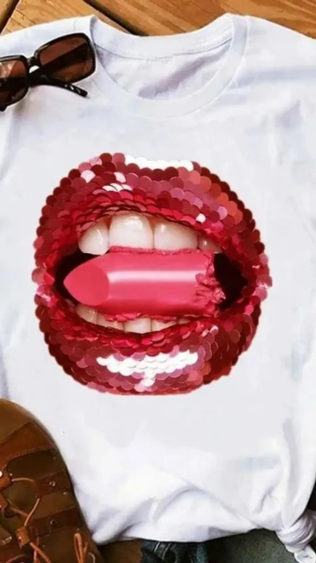 Camiseta cuello redondo y manga corta con estampado de labios