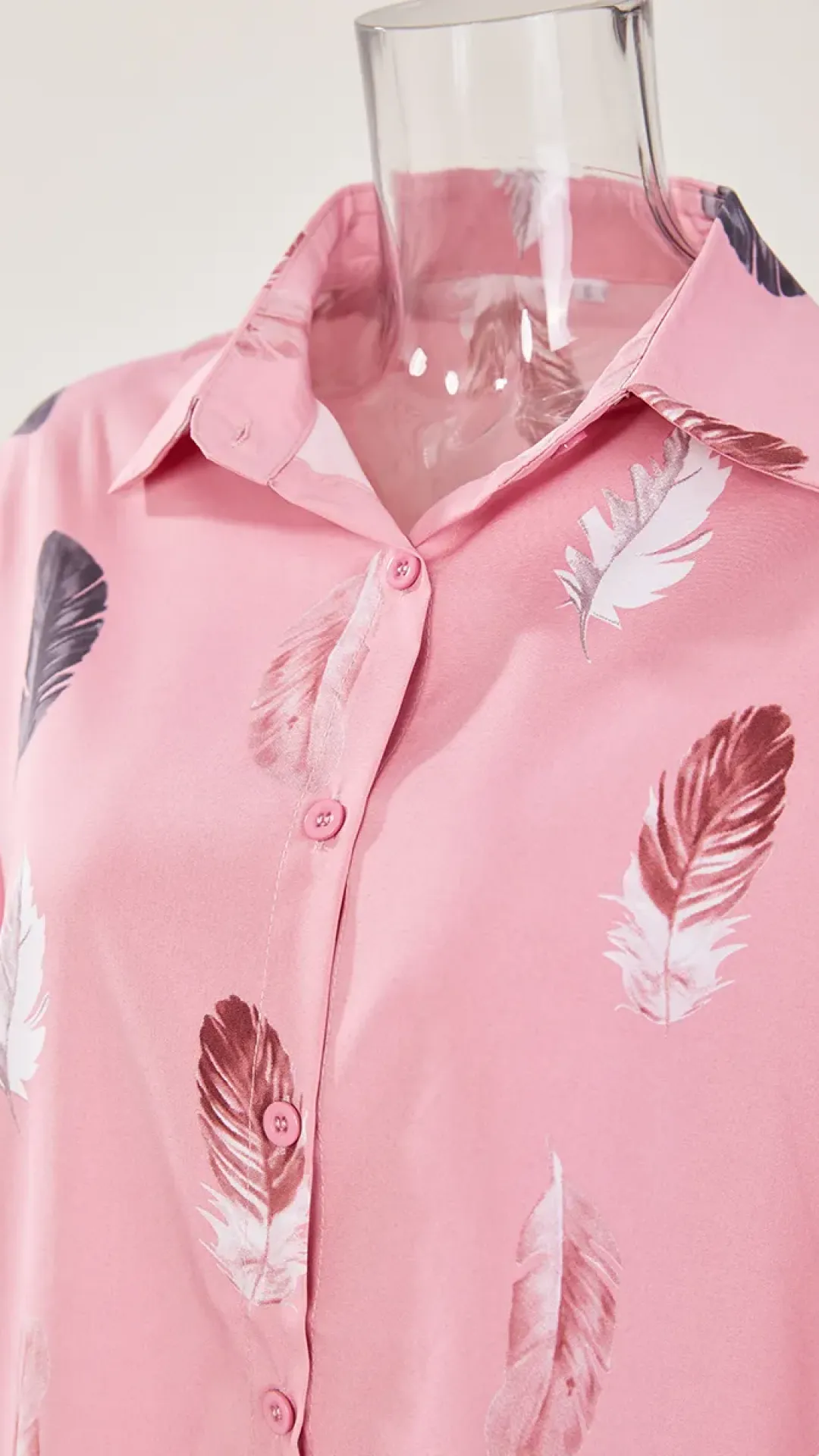 Blusa de manga larga con botones y estampado de plumas