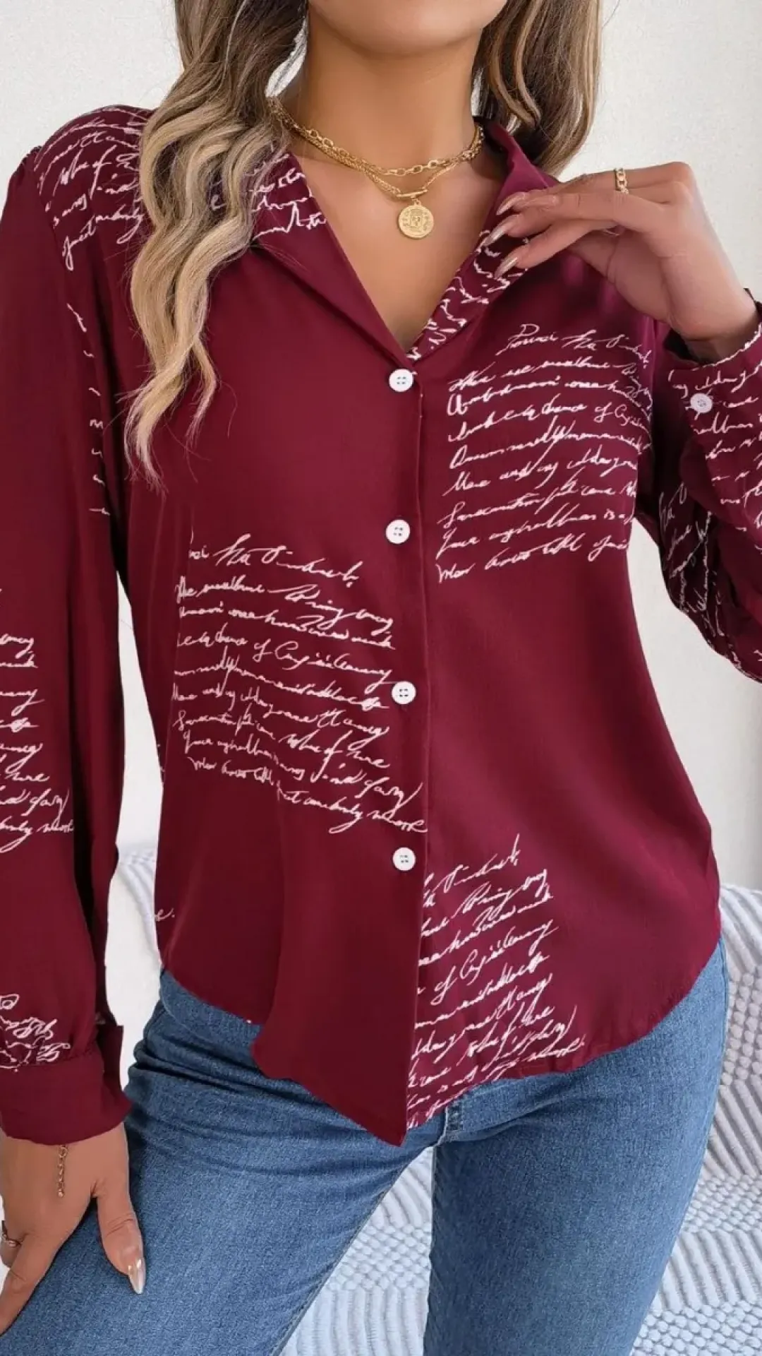 Blusa de manga larga con botones y estampado de letras