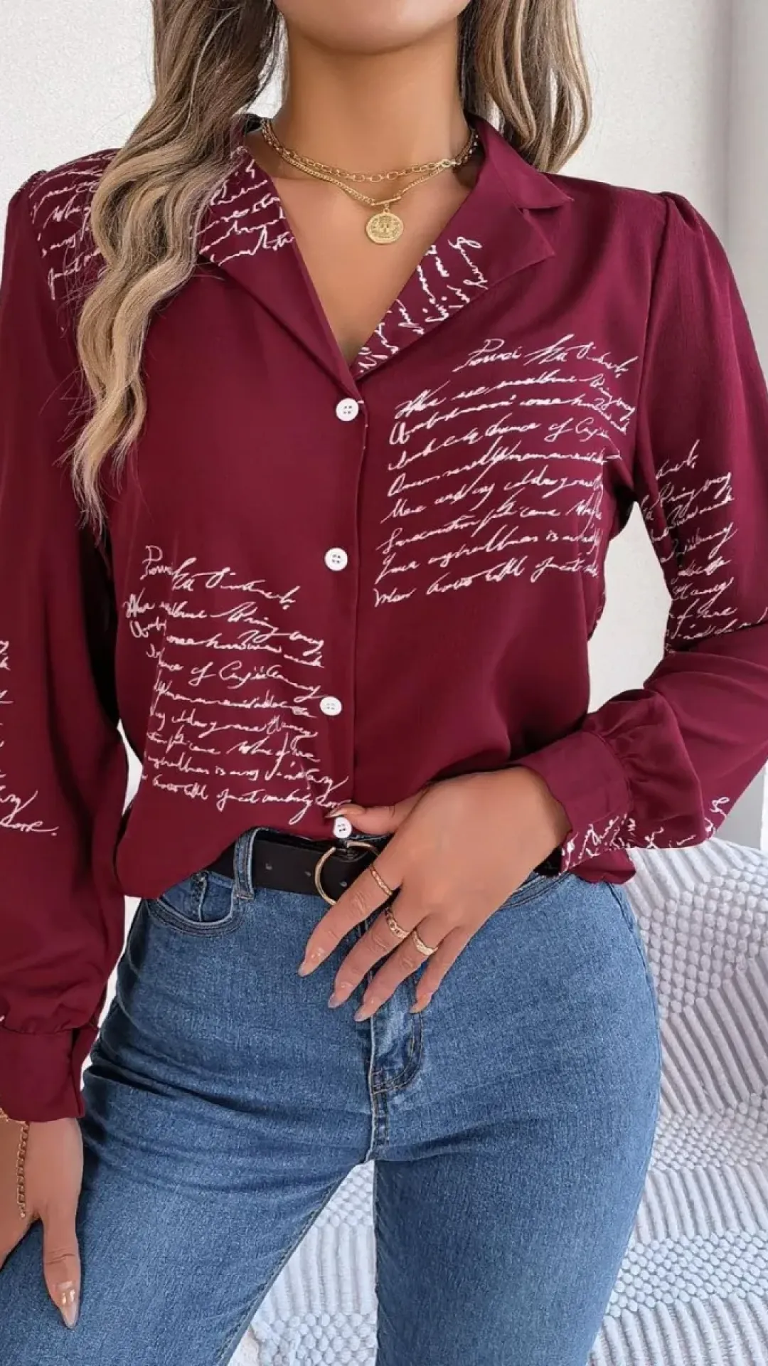 Blusa de manga larga con botones y estampado de letras