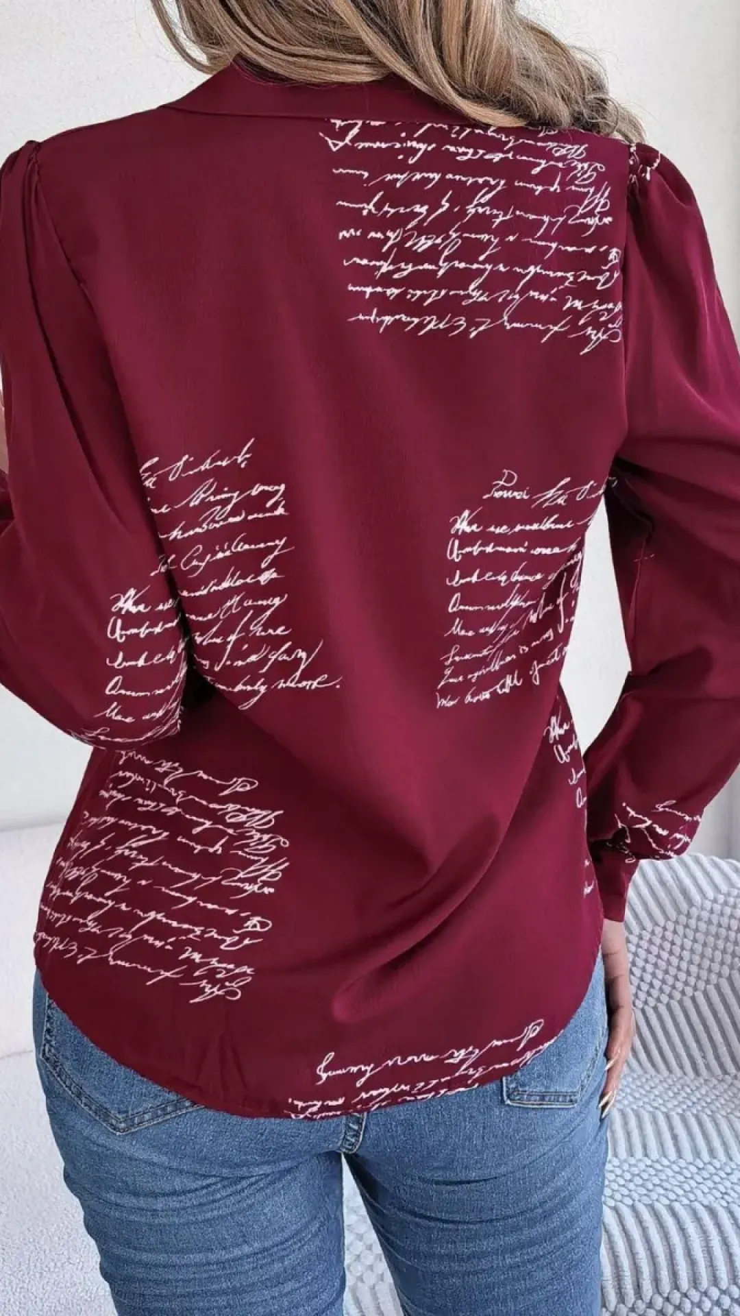 Blusa de manga larga con botones y estampado de letras