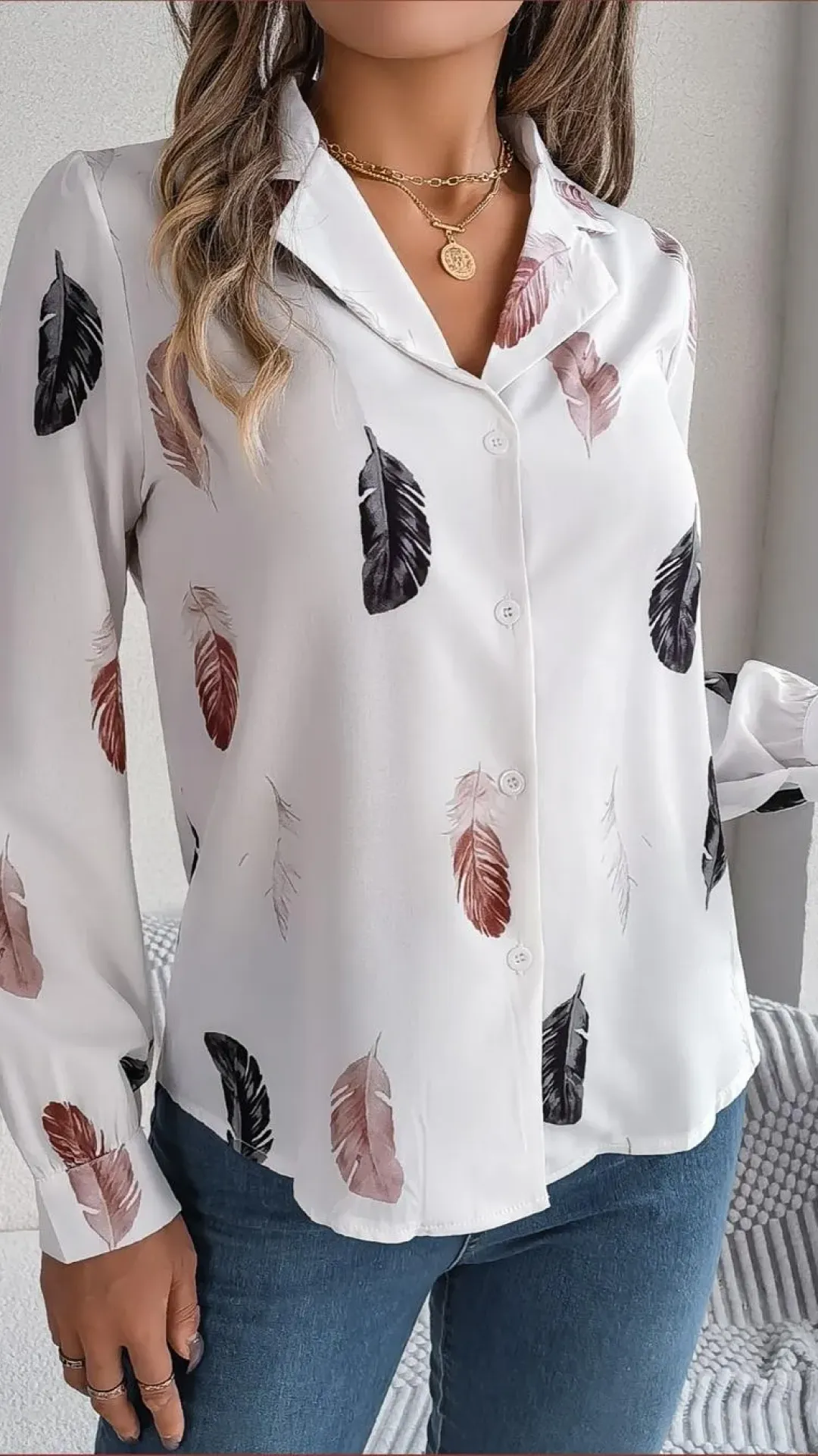 Blusa de manga larga con botones y estampado de plumas blanca