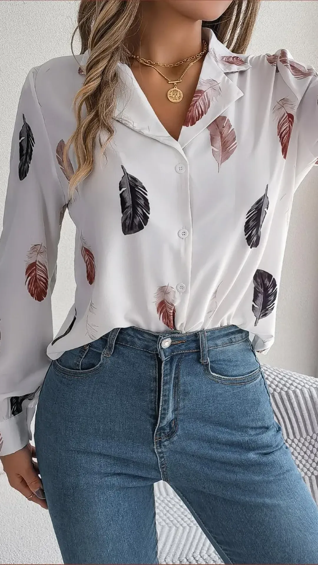 Blusa de manga larga con botones y estampado de plumas blanca