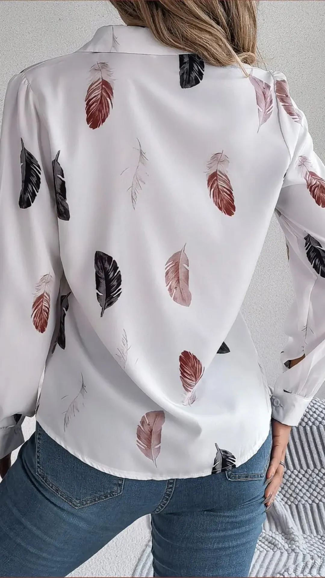 Blusa de manga larga con botones y estampado de plumas blanca