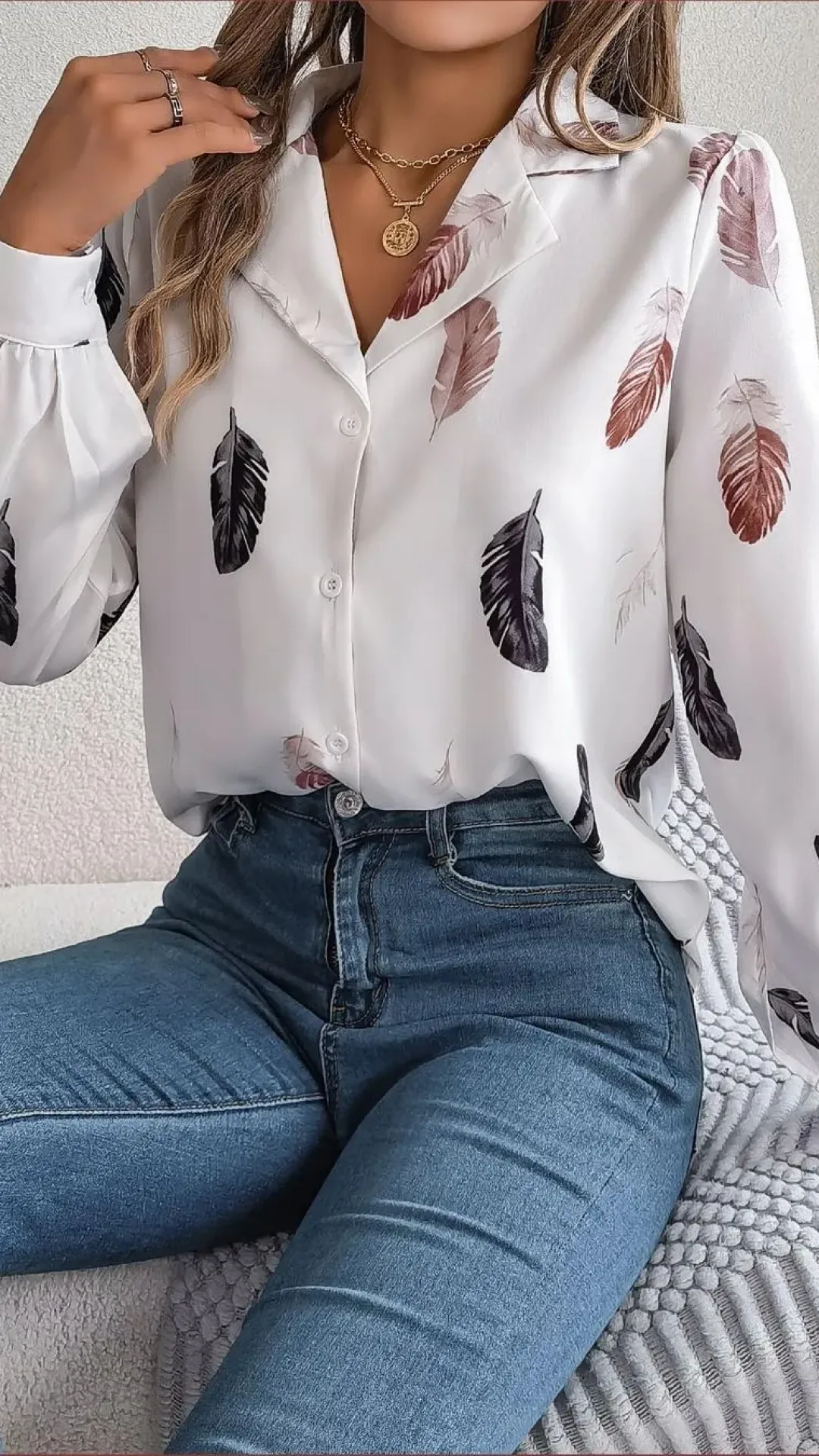 Blusa de manga larga con botones y estampado de plumas blanca