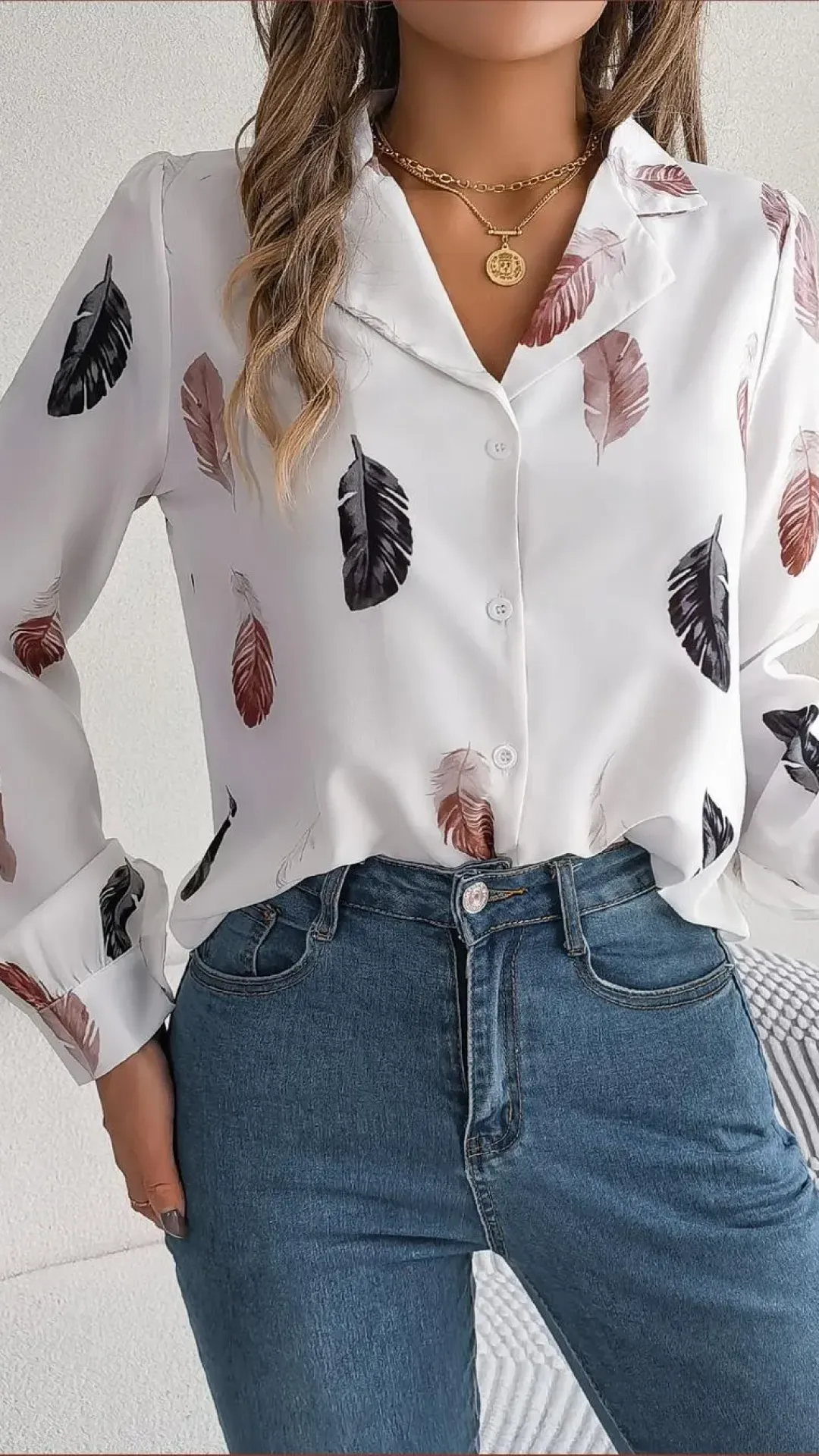 Blusa de manga larga con botones y estampado de plumas blanca