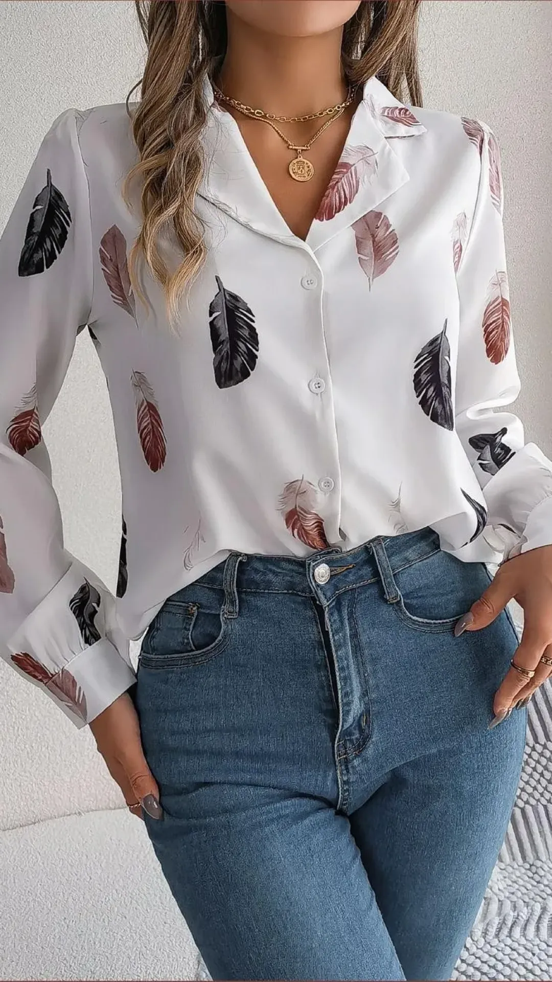 Blusa de manga larga con botones y estampado de plumas blanca